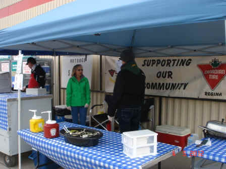 RCC hot dog sale cdn tire 2012 007.jpg (100213 bytes)