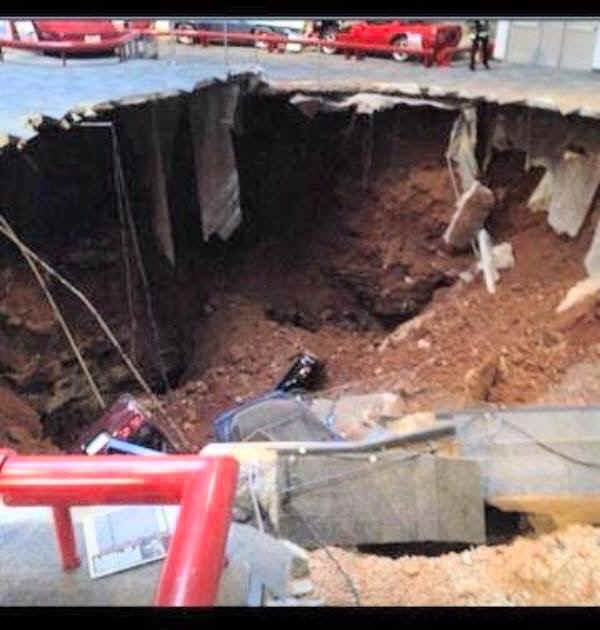 corvette_museum_sink_hole.jpg (37242 bytes)